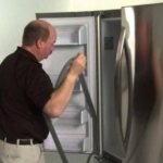 как перевесить дверь холодильника индезит