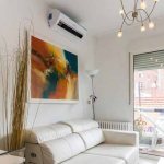 How does an air conditioner work in dry mode?