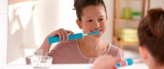 Ребенок чистит зубы