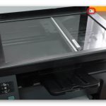 Снятие крышки сканера для решения ошибки E8 на принтере HP LaserJet 1132